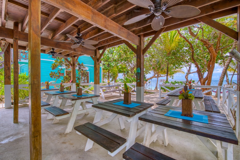 roatan beach restaurant tables